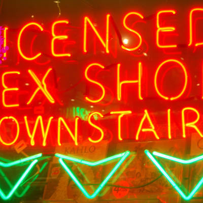 en bild på en sexleksaksbutiks fönster