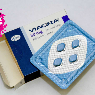 viagra piller och förpackning mot en vit bakgrund
