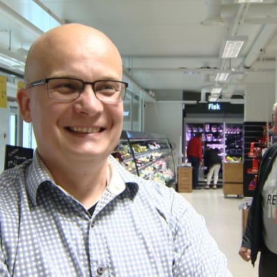 Tomas Fagerström, områdeschef Åland, i Varubodens butik i centrum av Mariehamn