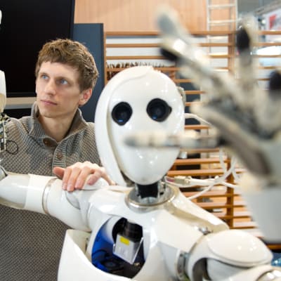 Robotarna kommer att ersätta mycket av det jobb som människor gör i dag. 