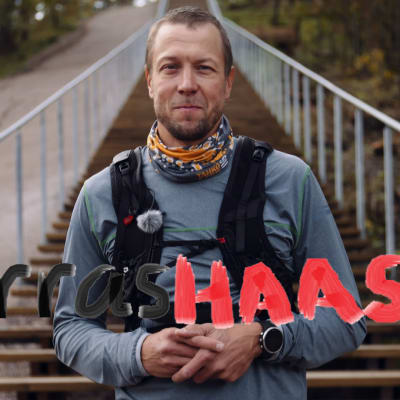 Mikko Peltona Paloheinän portaiden edessä.