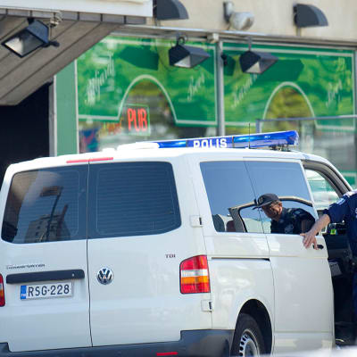 Poliisi seisoo autonsa vieressä Hyvinkäällä 26.5.2012.