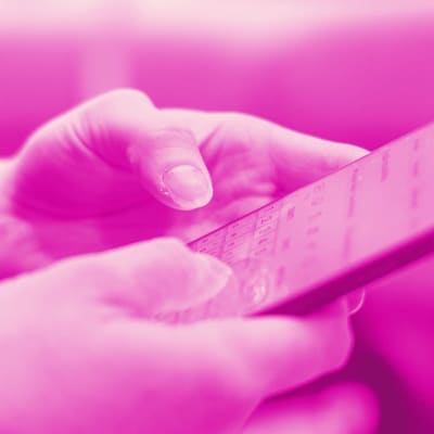 Digitreeni-artikkelin pääkuva, jossa nuori nainen kuvaa kännykällä Latte-lasia ja päällä teksti Instagram tarinat