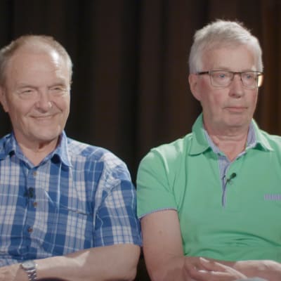 Kaksi vanhempaa herraa Mikko Siitonen (vas.) ja Simo-Pekka Airaksinen arvuuttelevat digiajan sanojen merkitystä.