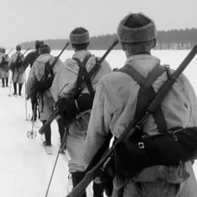 Keski-Suomen Pioneeripataljoonan varusmiehiä talvisessa sotaharjoituksessa.