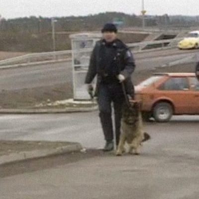 Polisit suorittavat jäljittämistä koiran kanssa 1994.