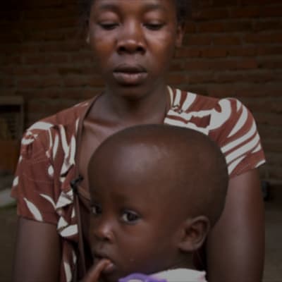 En mor och hennes barn i Uganda.