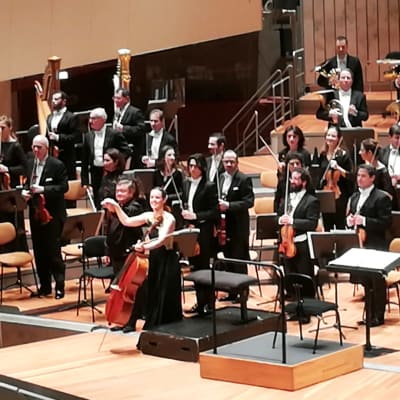 Ranskan radion filharmonikot ja ylikapellimestari Mikko Franck kiittävät Berliinin filharmoniassa joulukuussa 2018.