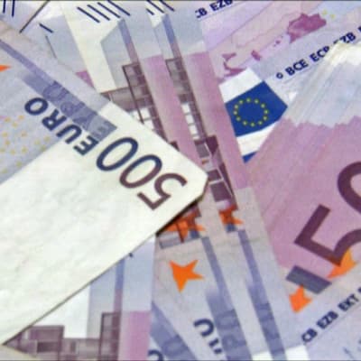 500 euron seteleitä pöydällä.