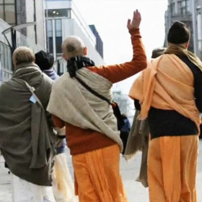 Krishna-liikkeen jäseniä kadulla.