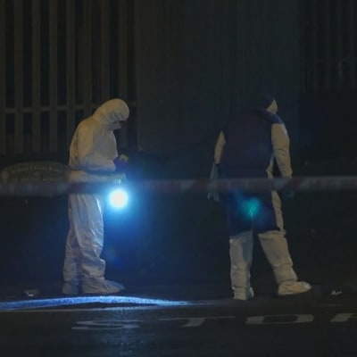 På bilden syns två tekniker utreda en brottsplats i Londonderry.