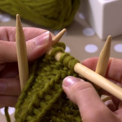 Kaktusen görs med resårsstickning.