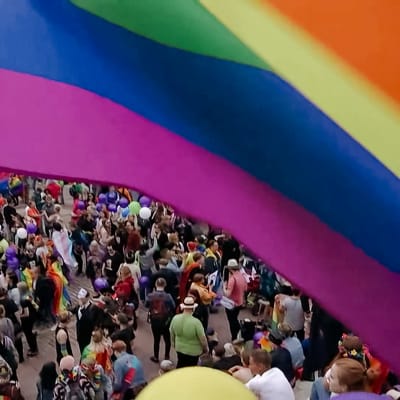 Sateenkaarilippu liehuu Pride-tapahtumassa Helsingissä 2018