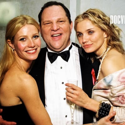 Harvey weinstein kahden naisnäyttelijän ympäröimänä. 
