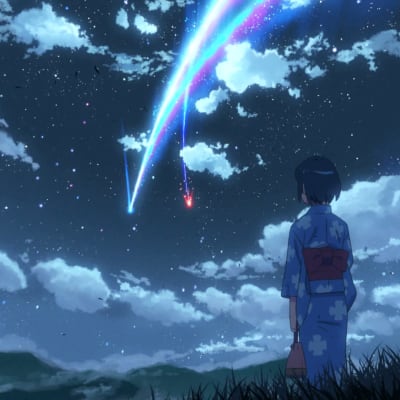 Mitsuho katselee öisellä taivaalla lentävää pyrstötähteä japanilaisessa animaatioelokuvassa Your Name.