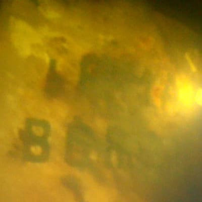 Undervattensbild med detalj på m/s irma. Texten "Irma samt Borgå" syns.