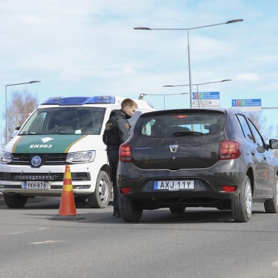 Rajavartiosto vahtii Suomen ja Ruotsin rajaa Torniossa.