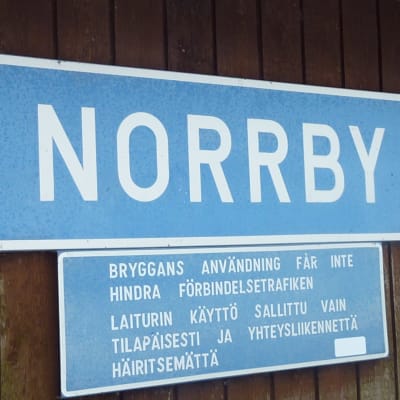 En blå skylt med texten Norrby.