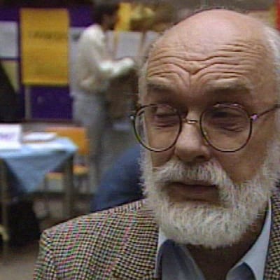 Yhdysvaltalainen yliluonnollisten ilmiöiden epäilijä ja huijareiden paljastaja James Randi (The Amazing Randi) Helsingissä 1989.