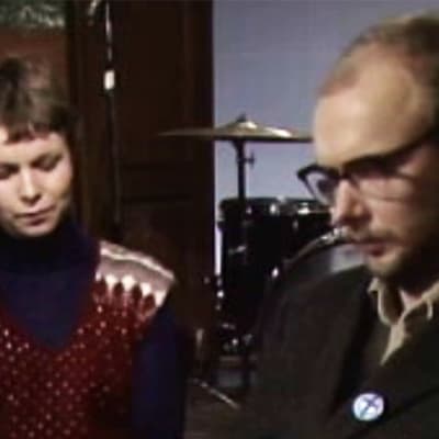 Marjatta Anttonen haastattelee Tuomari Nurmiota ohjelmassa Nuotit hukassa 1979.