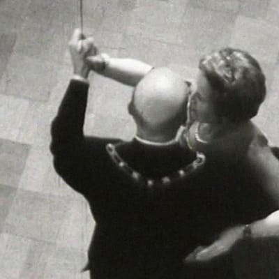 Prseidenttipari Kekkonen tanssin pyörteissä Linnan juhlissa 1959.