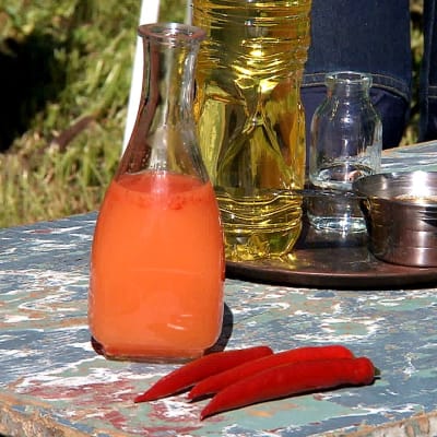 En flaska med orange vätska.