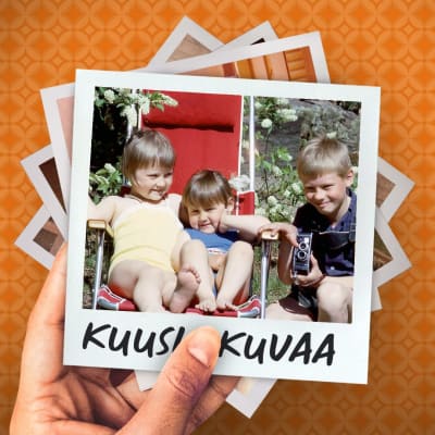 Mediataiteilija Marikki Hakola pikkutyttönä kainalossaan sisarensa Riikka istuu kesäisellä pihalla aurinkotuolilla, veli Jyrki on kumartunut kameran kanssa heidän viereensä.