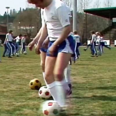 Jalkapallokoululaiset pallottelevat ruohokentällä 1978.