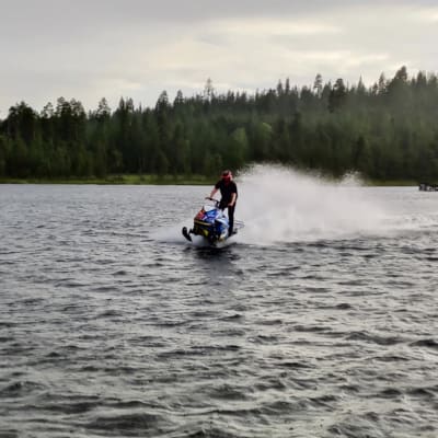 Vesicrossia järvellä. Moottorikelkkailija Tommi Kauppila ajaa veden päällä.