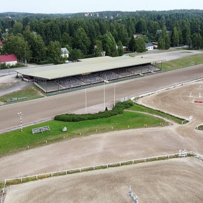 Riihimäen ravirata ja sen pääkatsomo ilmasta nähtynä.