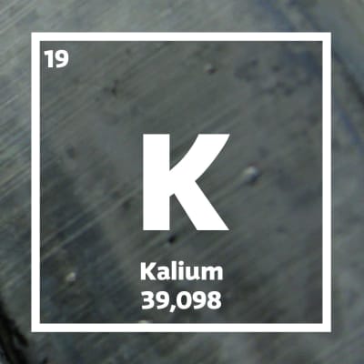 Bitar av metall och en ruta med information om kalium.