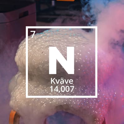 Bokstaven N, den kemiska förkortningen för kväve. I bakgrunden en bild av ett kemiskt experiment.  
