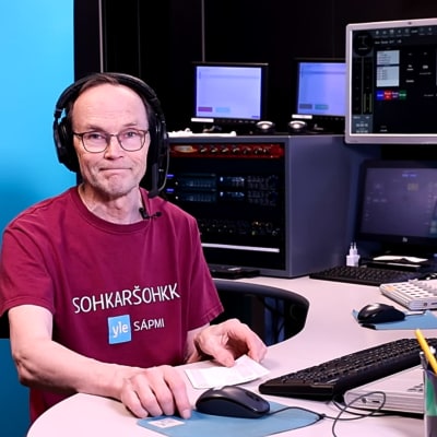 Yle Saamen juontaja Jouni Aikio radion lähetysstudiossa.