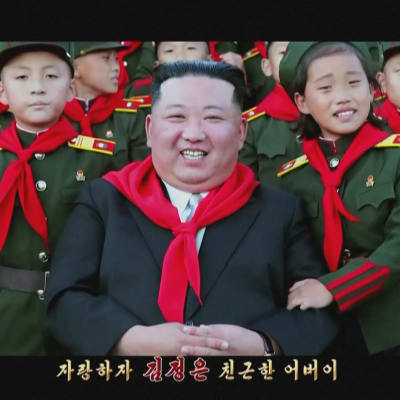 Den senaste propagandavideon från Nordkorea visar en lycklig Kim Jong-Un omgiven av exempelvis uniformsklädda barn. 