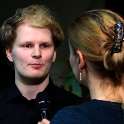 Pianisti Hannu Alasaarela Lotta Emanuelssonin haastattelussa.
