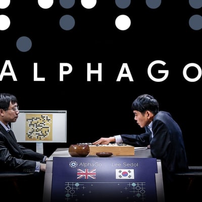 AlphaGon pelaaja tutkii pelilautaa.