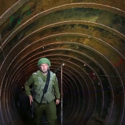 En israelisk soldat på väg ut ur en tunnel byggd av Hamas.