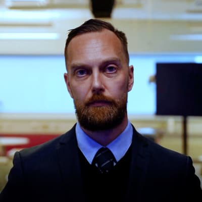 Krigsvetare Ilmari Käihkö tittar in i kameran.