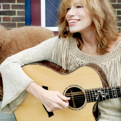 Laulaja Carly Simon kitara kädessään
