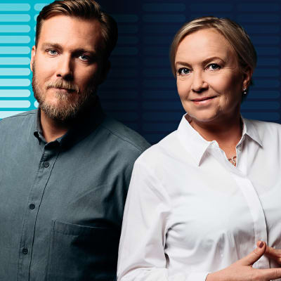 Johannes Tabermann och Carin Göthelid är Nyhetspoddens programledare.