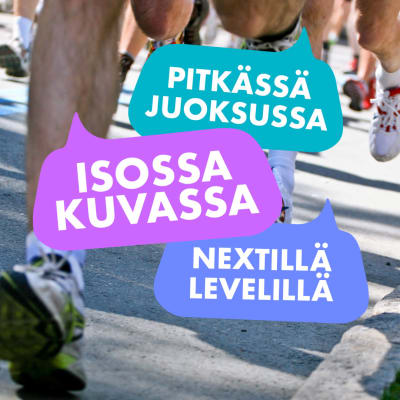 Juoksijoiden jalkoja, kuvassa tekstit Pitkässä juoksussa, Isossa kuvassa ja Nextillä levelillä.