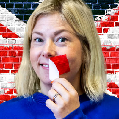 Hilla Samola repii punaista teippiä suunsa päältä. Taustalla Iso-Britannian lippu.