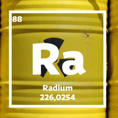 Tunnor med radioaktivt avfall och en ruta med information om radium.