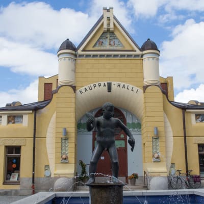 Heikki Konttisen Veljmies-patsas Kuopion kauppahallin edustalla Kuopion torilla.