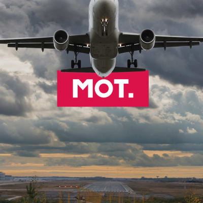 Ohjelman kansikuva. Kuvassa toimittajat lentokentällä kiitoradan päässä, katsovat nousevaa lentokonetta. Keskellä MOT-logo.