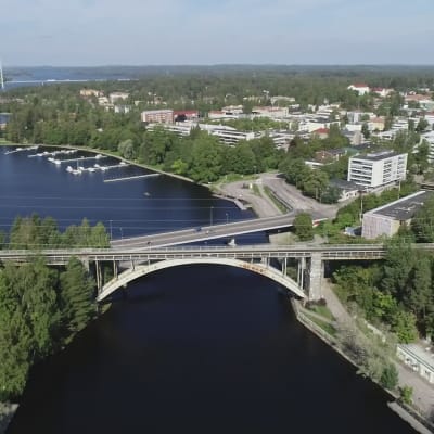 Kuvassa oikealla Heinolan keskusta, etualalla Jyrängön maantie- ja rautatiesillat. Kauempana näkyy nelostie ja Tähtiniemen silta.