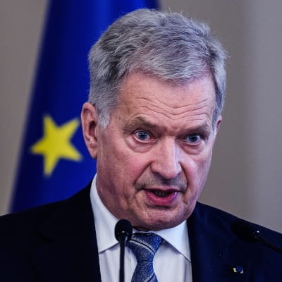 President Sauli Niinistö talar vid mikrofoner och ser allvarlig ut.
