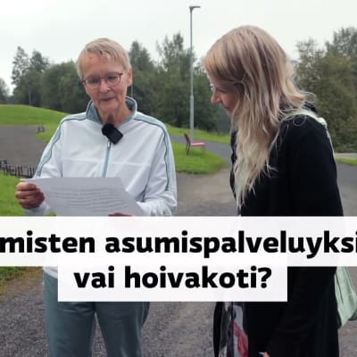 Toimittaja Mirva Ekman ja Leena-Marja Renko katselevat paperia, johon on printattu sanoja.