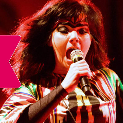 Björk sjunger i en mikrofon.