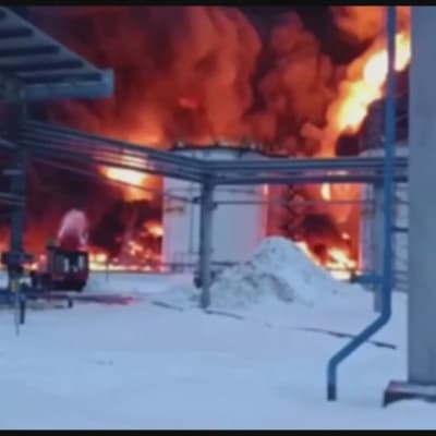  Ukrainsk drönarattack mot oljedepå inne i Ryssland orsakade massiv brand. 